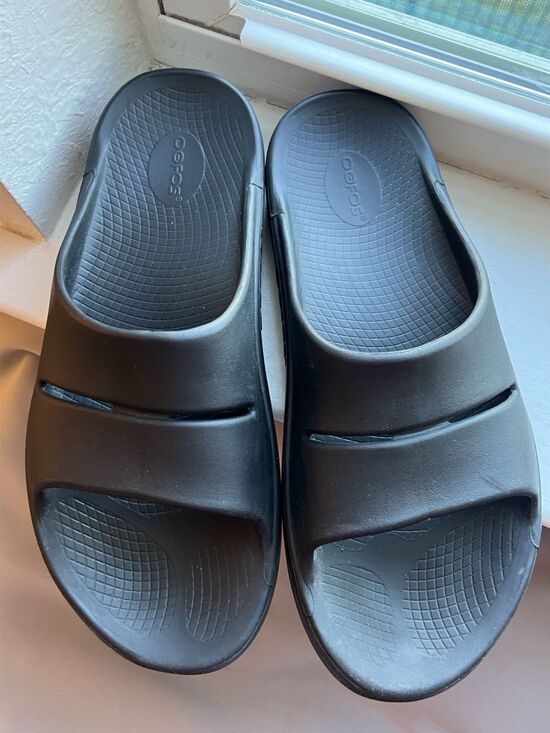 OOFOS OOahh Recovery Slide Sandals in Black Men’s 12 | Women’s 14 main image 9